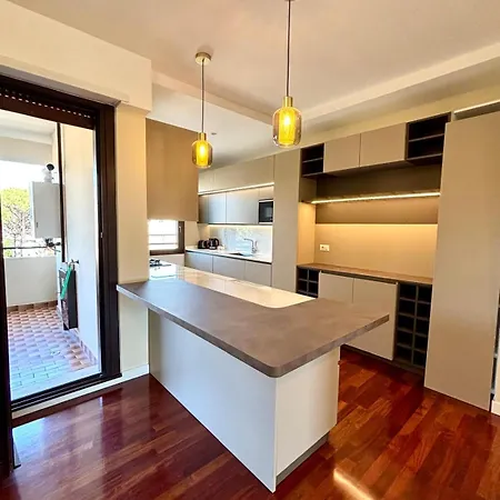 Stylish Spacious 3-bedroom Apartment, Open-space Kitchen, 3 Balconies! Rome
