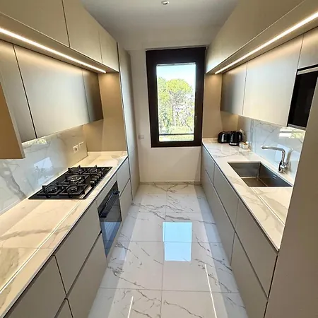 Stylish Spacious 3-bedroom Apartment, Open-space Kitchen, 3 Balconies! * Rome