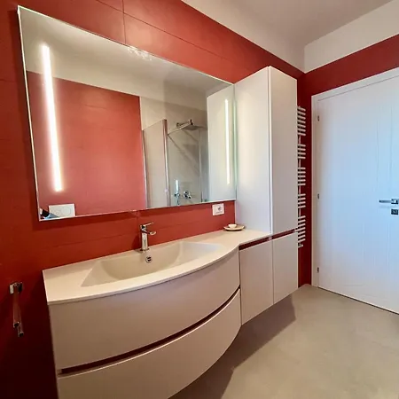 Stylish Spacious 3-bedroom Apartment, Open-space Kitchen, 3 Balconies! Lägenhet Rom