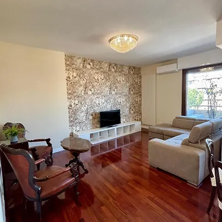 Stylish Spacious 3-bedroom Apartment, Open-space Kitchen, 3 Balconies! Lägenhet Rom