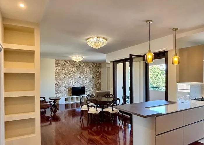 Stylish Spacious 3-bedroom Apartment, Open-space Kitchen, 3 Balconies! *