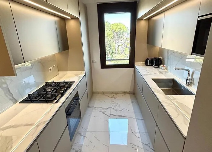 Stylish Spacious 3-bedroom Apartment, Open-space Kitchen, 3 Balconies! * Roma