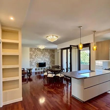 Stylish Spacious 3-bedroom Apartment, Open-space Kitchen, 3 Balconies! *