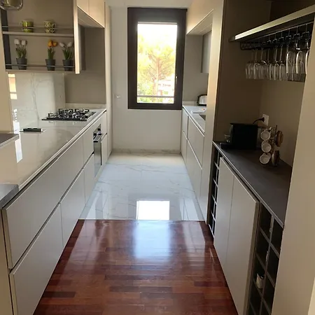 Apartment Stylish Spacious 3-bedroom Apartment, Open-space Kitchen, 3 Balconies! *